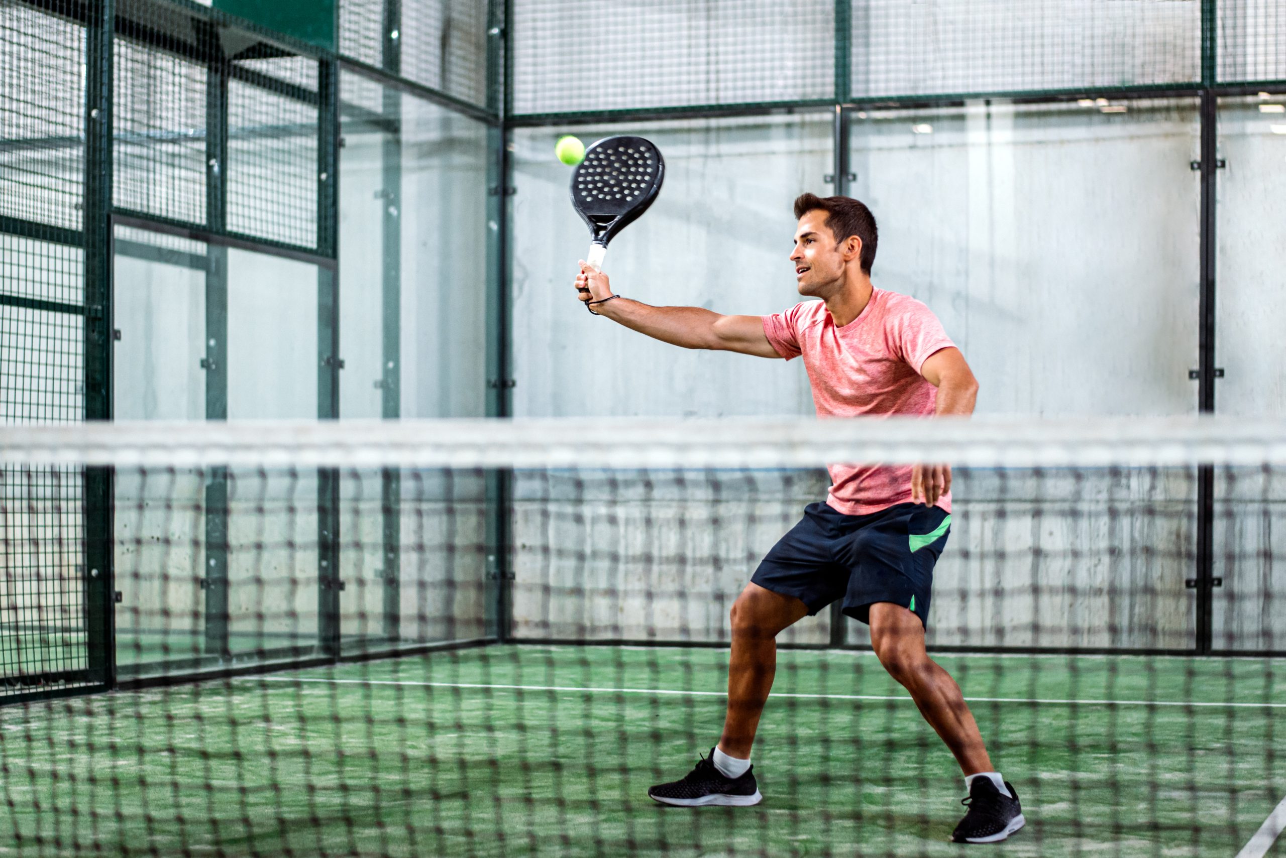hombre jugando padel scaled